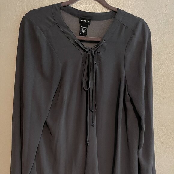 Torrid Charcoal long sleeve sheer blouse with tie-up front Sz 0 - Picture 1 of 3